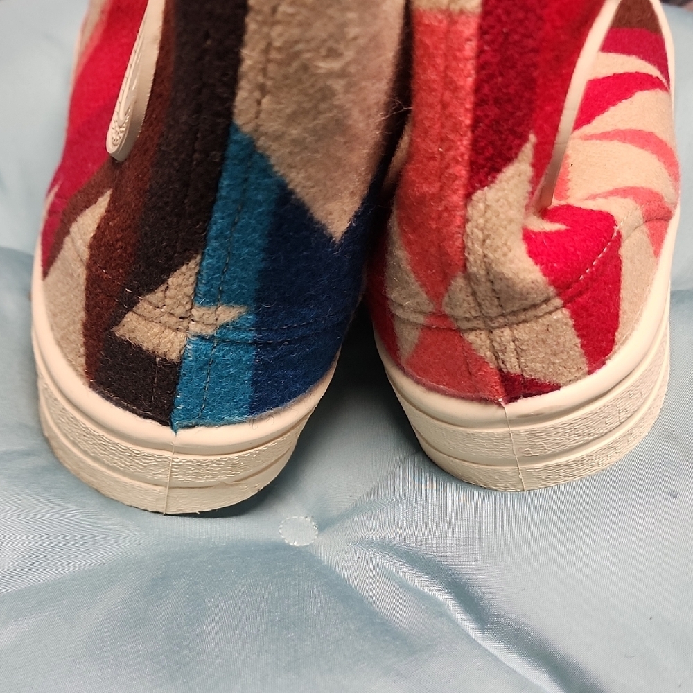 NEW Unworn Pendleton Red and Tan Geometric Patterned Sneakers - Picture 2 of 9